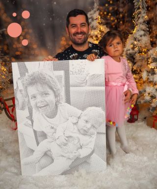 Wenn Kunst auf Realität trifft. ✨ Ein fertiges Punktmalerei-Bild zweier Kinder, daneben stehen der Vater und die Tochter....