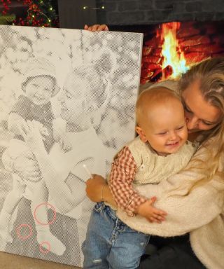 Weihnachtliche Momente voller Ruhe. ✨ Mama und Tochter punktieren ihr Weihnachtsbild unterm Baum. Einfache Kreativität,...